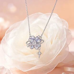 Light Luxury Instagram-Style Niche Alloy Clover Motif Necklace, Gift-Ready