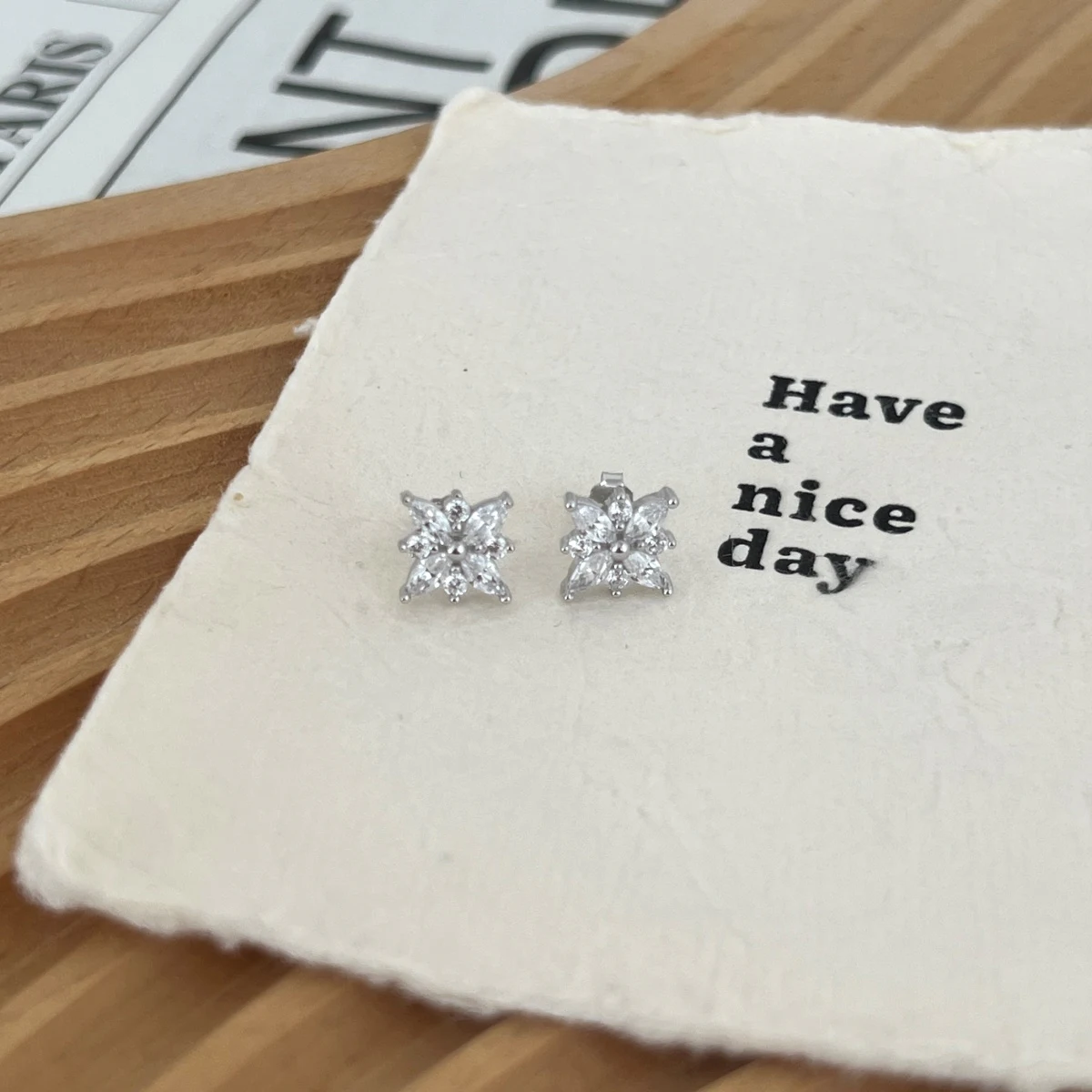 Stud earrings · DY1D0547-S-W-WH