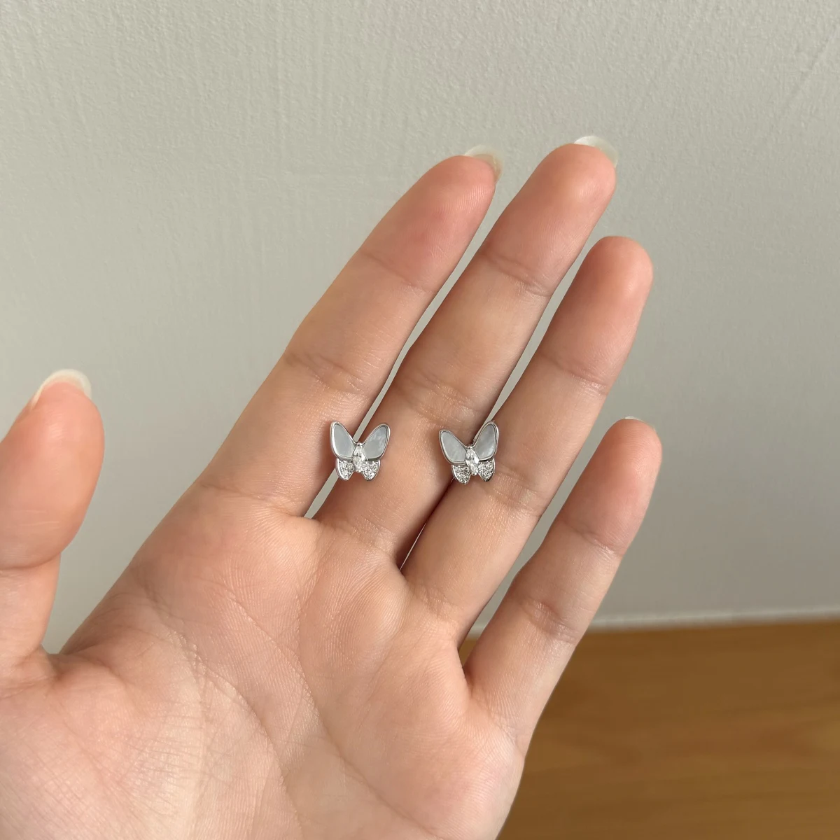 Stud earrings · DY1D0549-S-W-WH